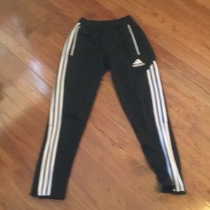 Adidas used got  a small pick on back leg